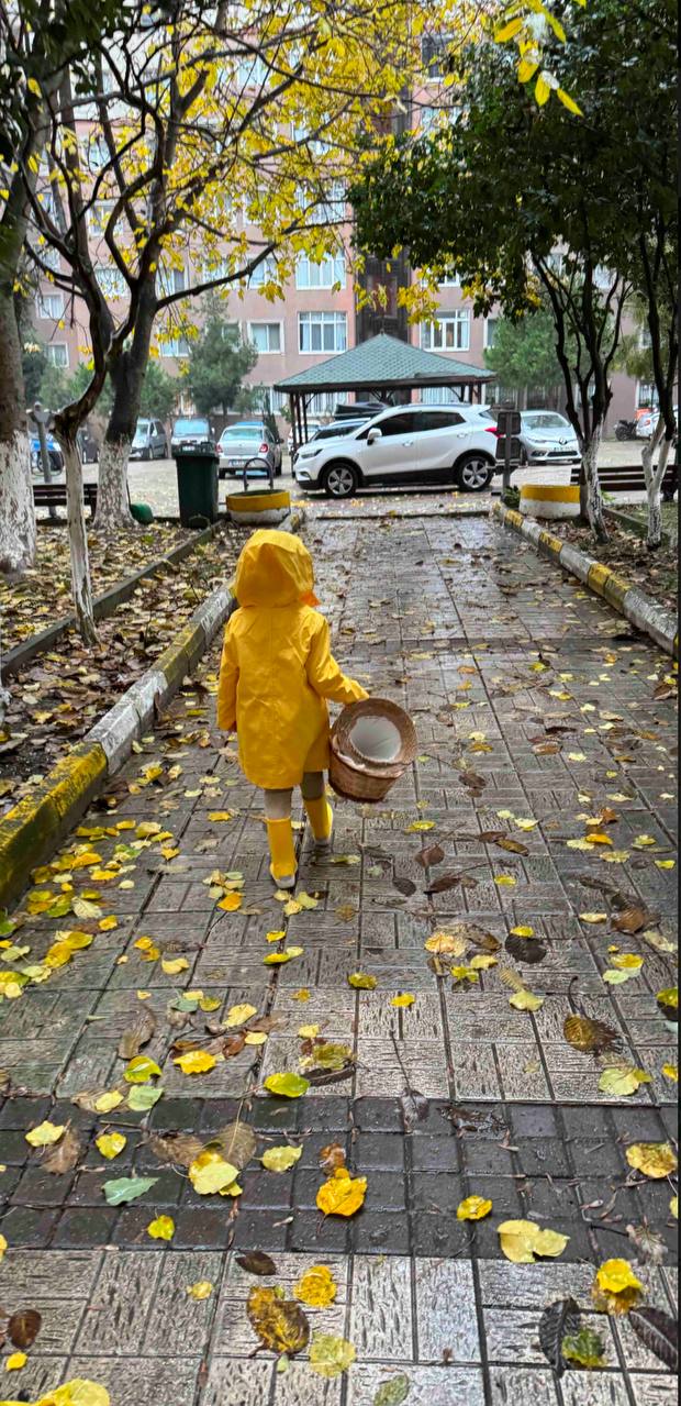 Çocuk Sarı Yağmurluk – Su Geçirmez Kapüşonlu Mont (2–10 Yaş)