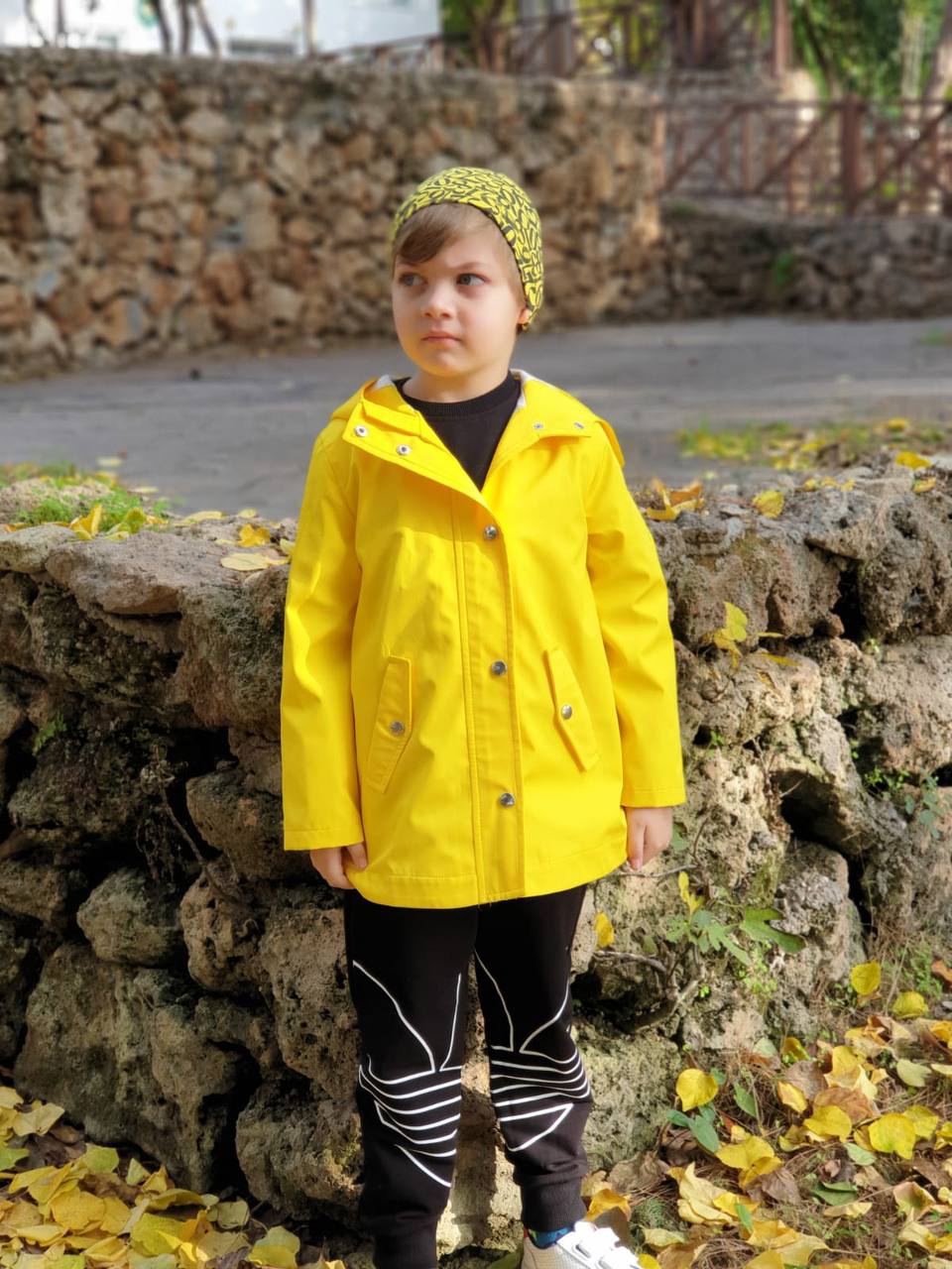 Çocuk Sarı Yağmurluk – Su Geçirmez Kapüşonlu Mont (2–10 Yaş)