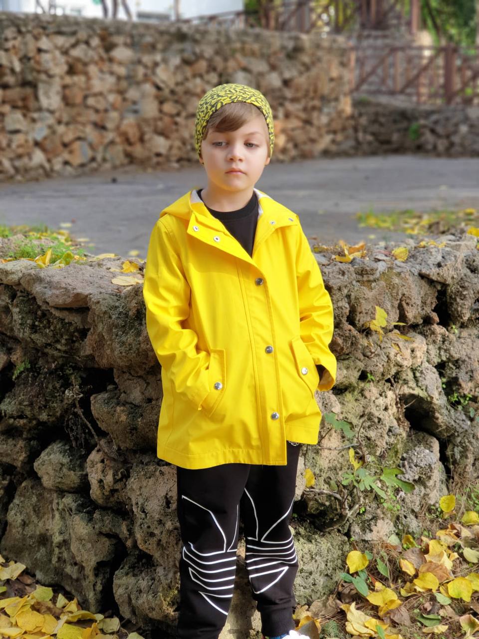 Çocuk Sarı Yağmurluk – Su Geçirmez Kapüşonlu Mont (2–10 Yaş)