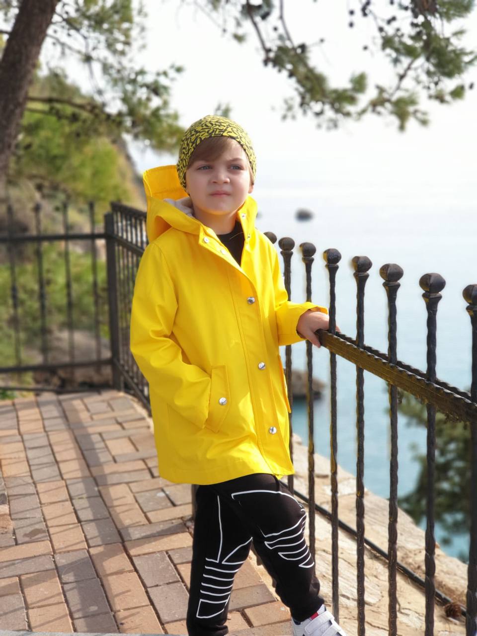 Çocuk Sarı Yağmurluk – Su Geçirmez Kapüşonlu Mont (2–10 Yaş)