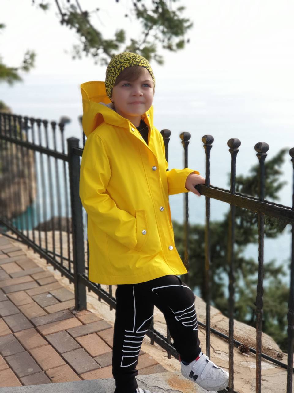 Çocuk Sarı Yağmurluk – Su Geçirmez Kapüşonlu Mont (2–10 Yaş)