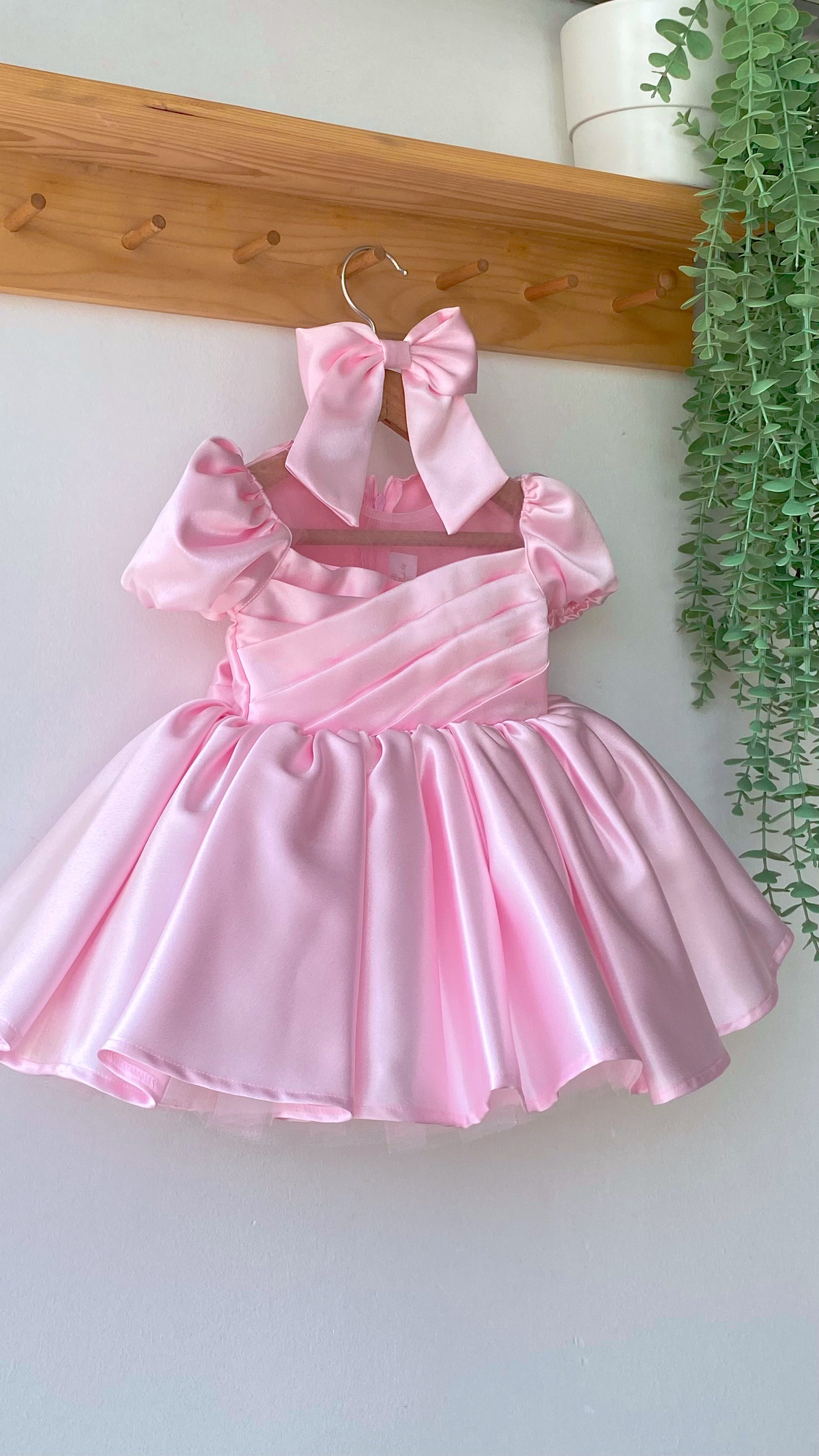 Pembe Saten Fiyonklu Kız Bebek Elbisesi – Özel Gün ve Doğum Günü Elbisesi