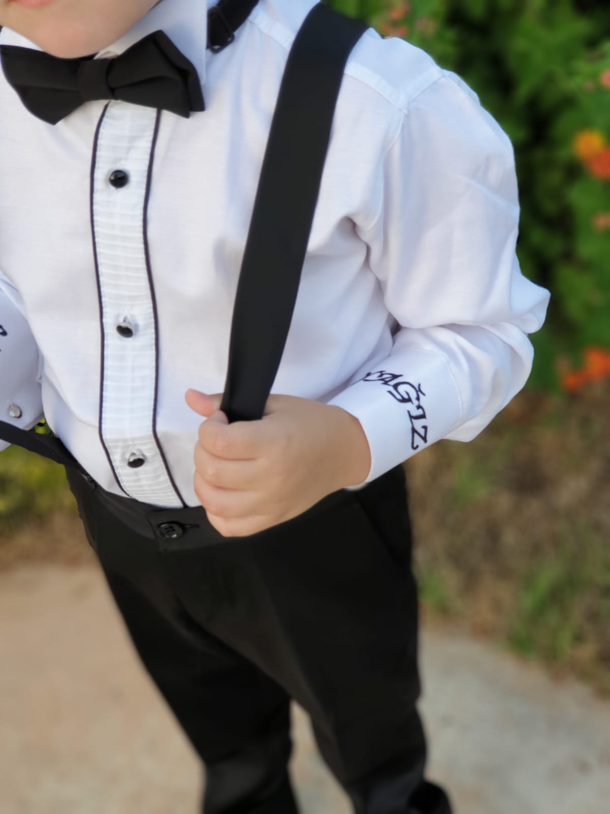 İsim nakışlı erkek çocuk gömleği, kişiye özel manşet işlemeli özel tasarım çocuk takımı