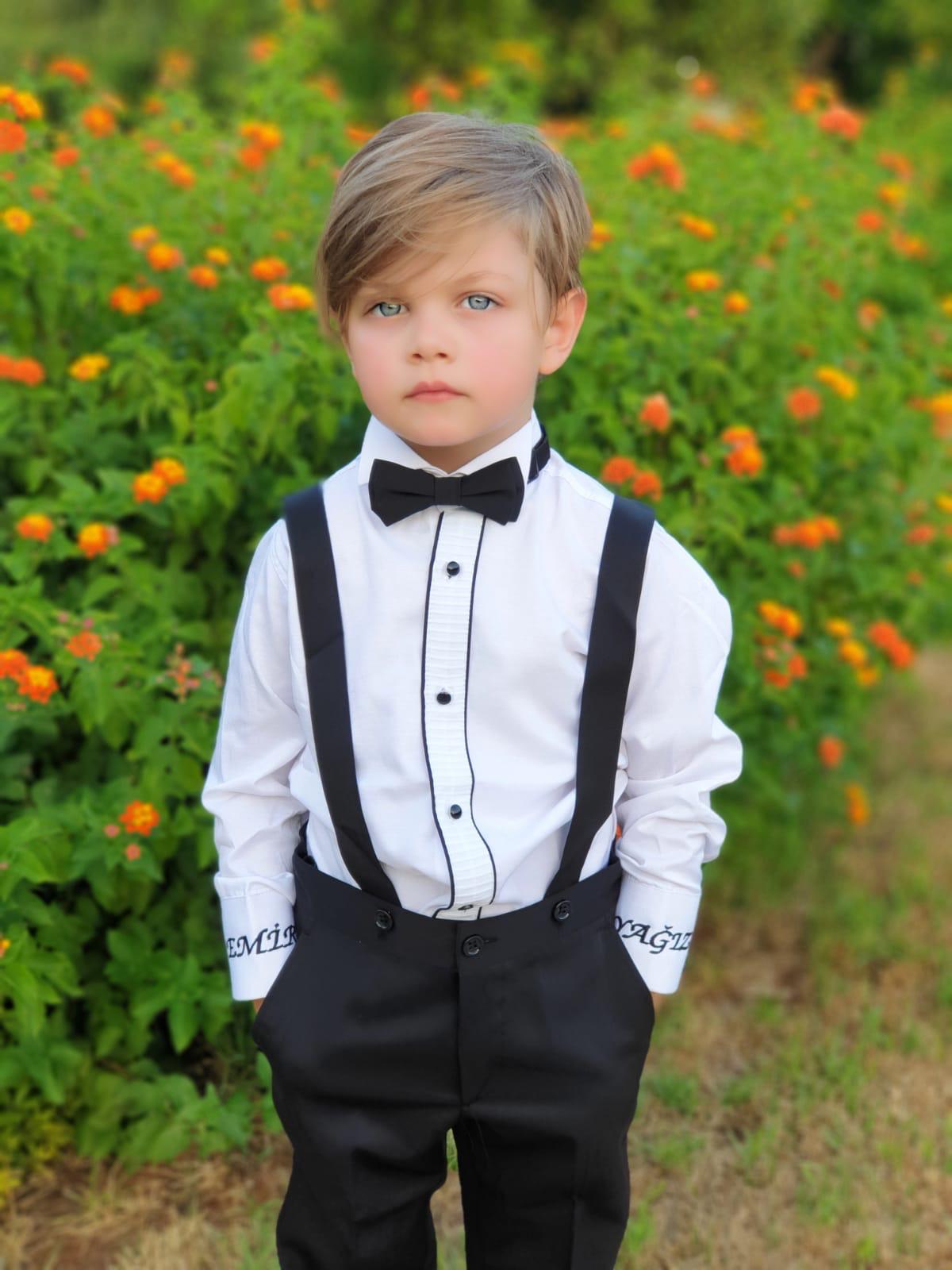 Doğal ortamda çekilmiş erkek çocuk özel gün kıyafeti, modern ve zarif çocuk takım elbise kombini