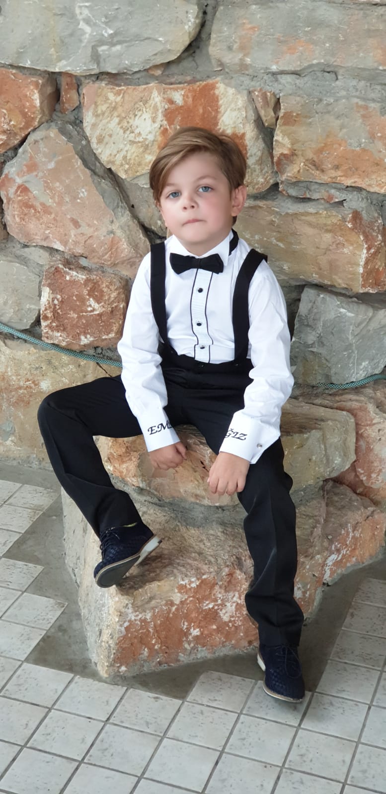 Askılı siyah pantolon erkek çocuk takımı, konforlu bel yapısı ve klasik kesim çocuk pantolonu