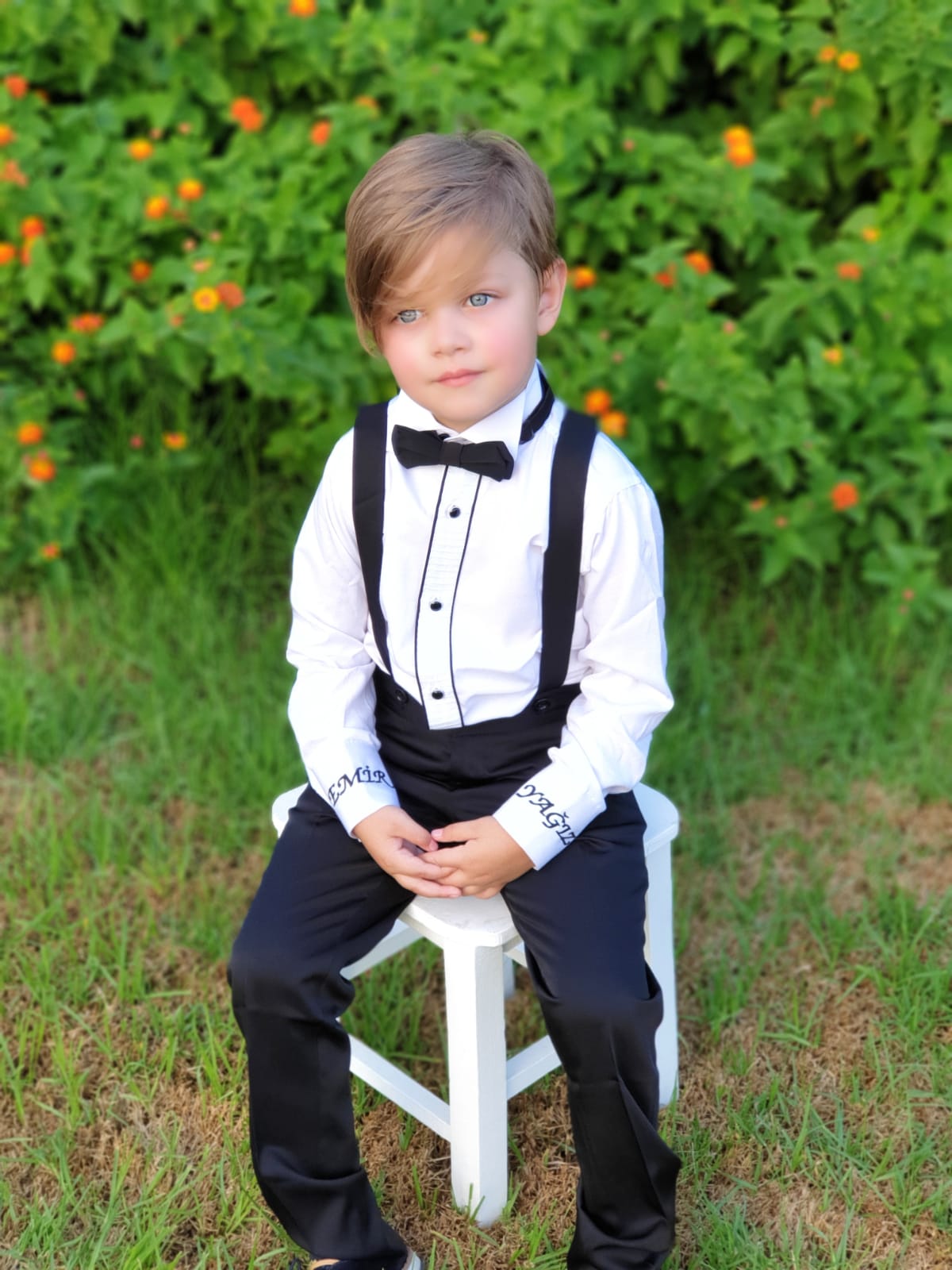 Erkek çocuk siyah beyaz askılı papyonlu takım, özel günler için şık çocuk kombini, premium pamuk gömlek ve klasik pantolon