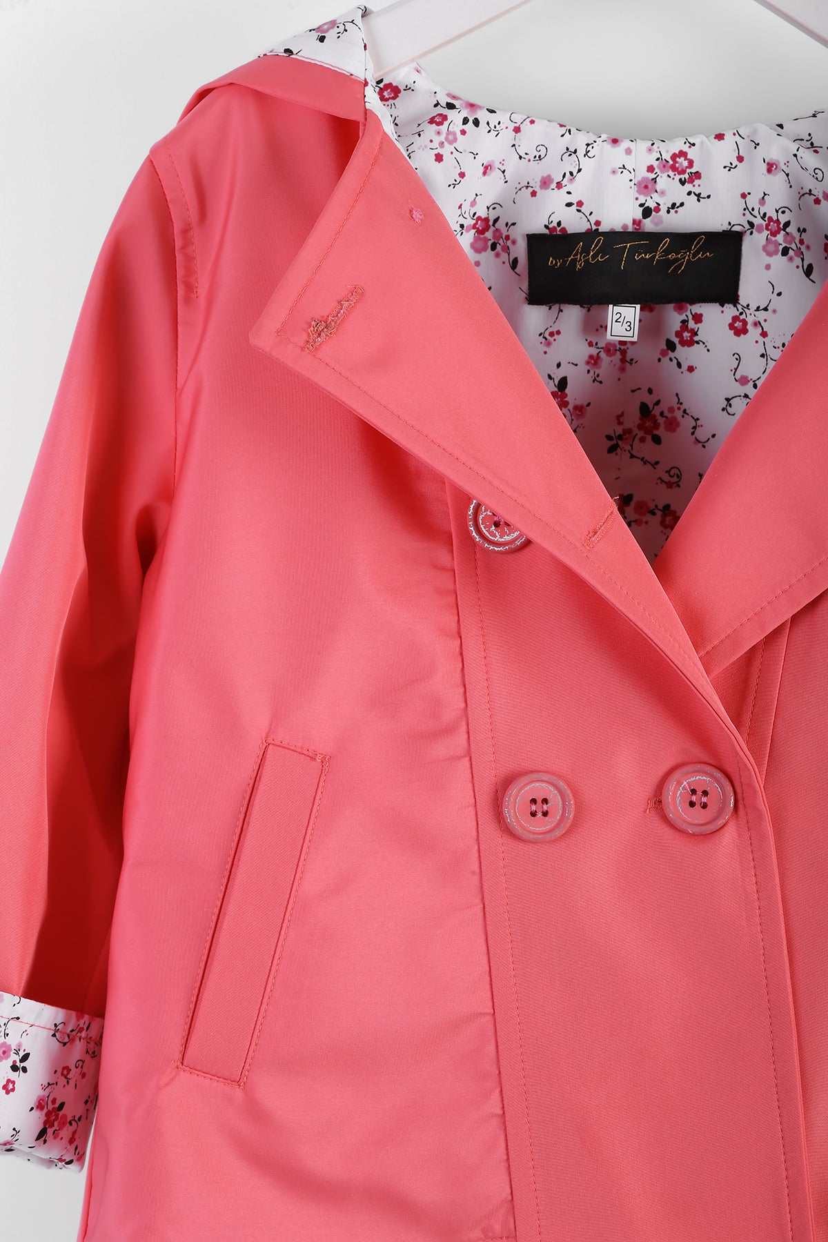 Kız Çocuk Çiçek Desenli Astar Detaylı Pembe Yağmurluk Trençkot – Su Geçirmez Dış Giyim