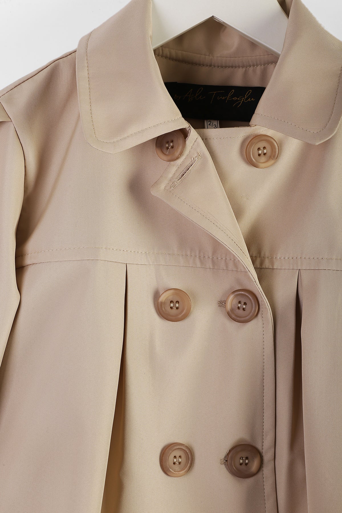 Kız Çocuk Bej Trençkot – Su Geçirmez, Düğmeli, Şık Dış Giyim