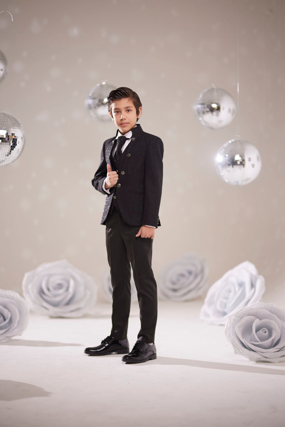 Simli Siyah Çocuk Takım Elbise – İtalyan Kesim Mezuniyet ve Özel Gün Kıyafeti