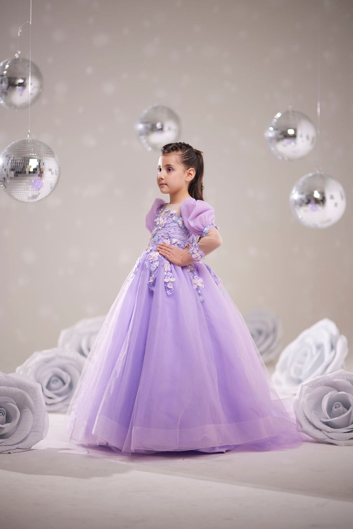 Kız Çocuk Lila Prenses Abiye – 3D Çiçek İşlemeli Tül Elbise, Puff Kol