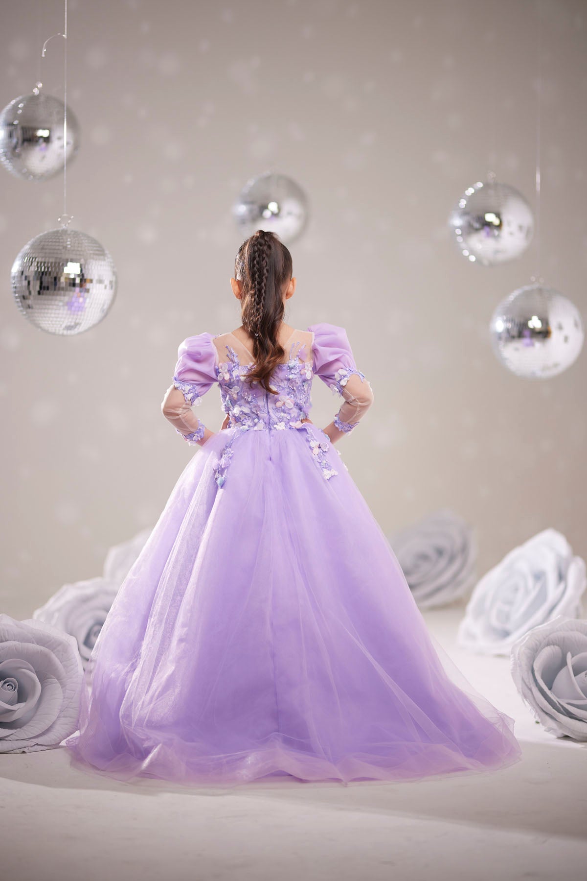 Kız Çocuk Lila Prenses Abiye – 3D Çiçek İşlemeli Tül Elbise, Puff Kol