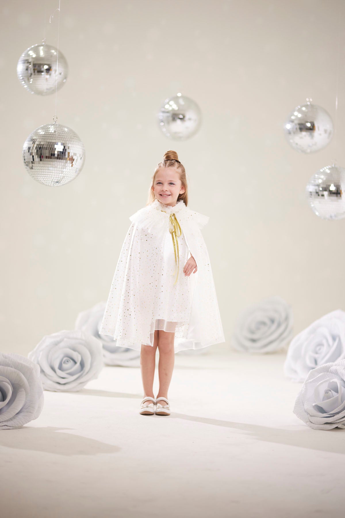 Kız Çocuk Yıldız Desenli Beyaz Pelerin