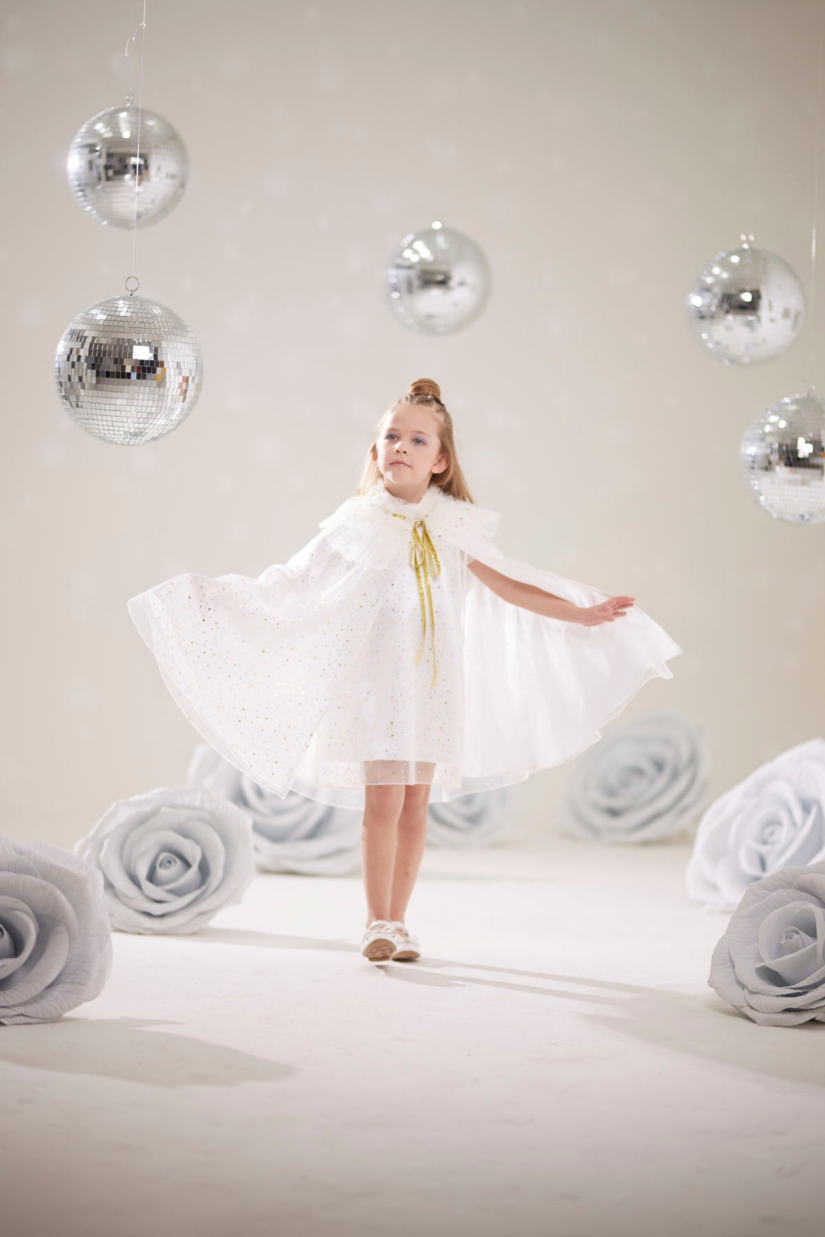 Kız Çocuk Yıldız Desenli Beyaz Pelerin