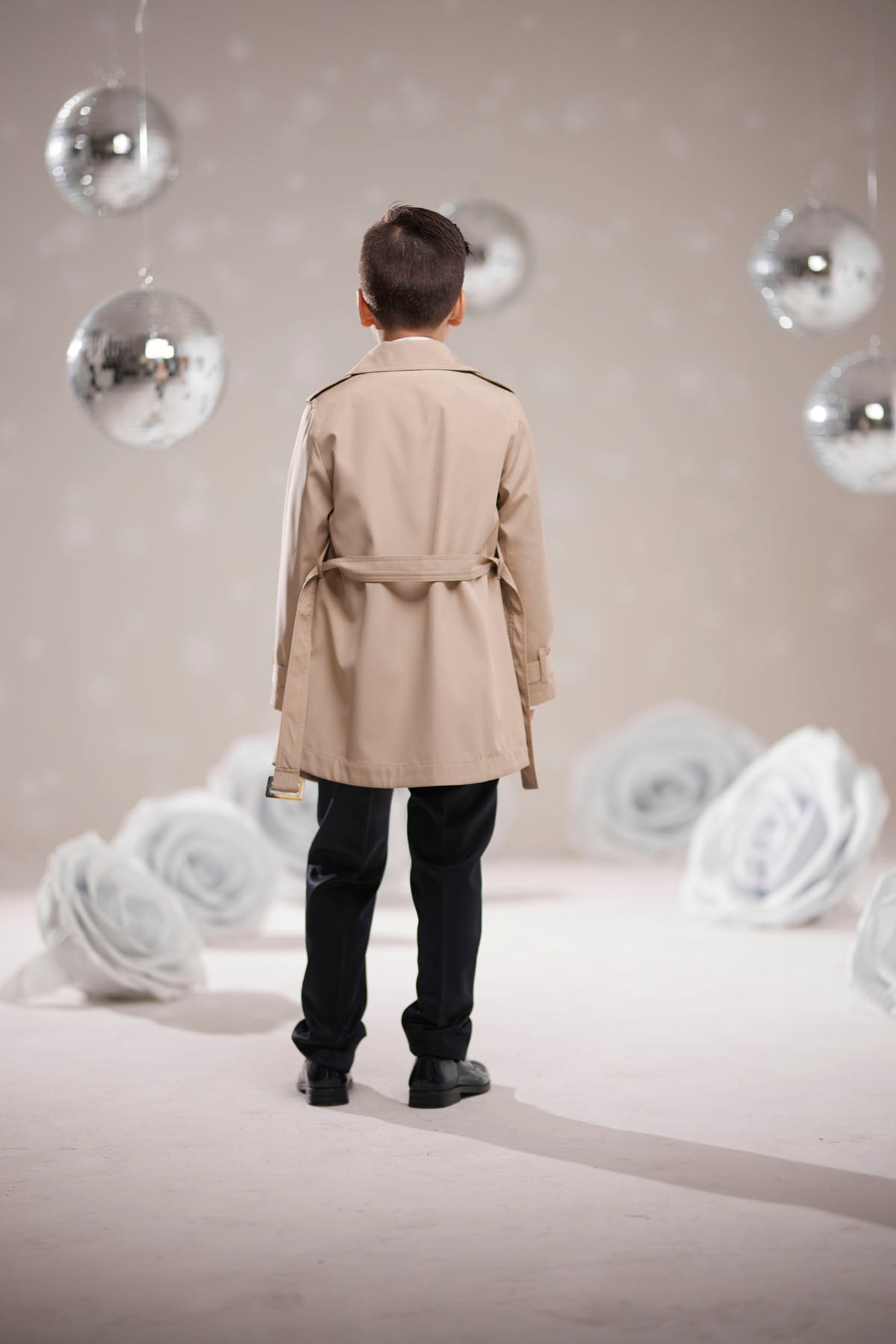 Erkek Çocuk Bej Trençkot – Şık Kuşaklı Dış Giyim