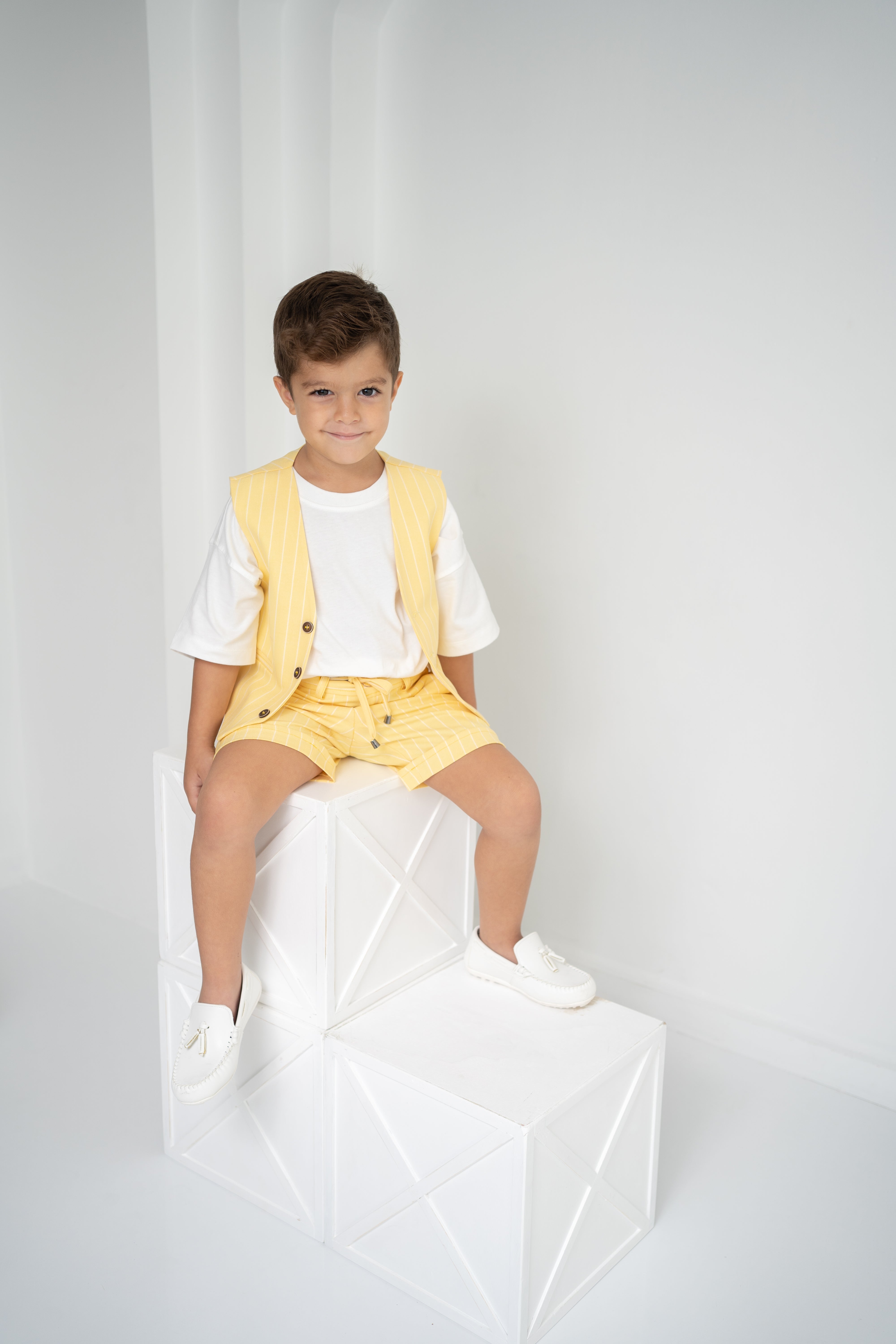 Erkek Çocuk Sarı Çizgili Yelek ve Şort Thişört Takım – Yazlık Üçlü Set