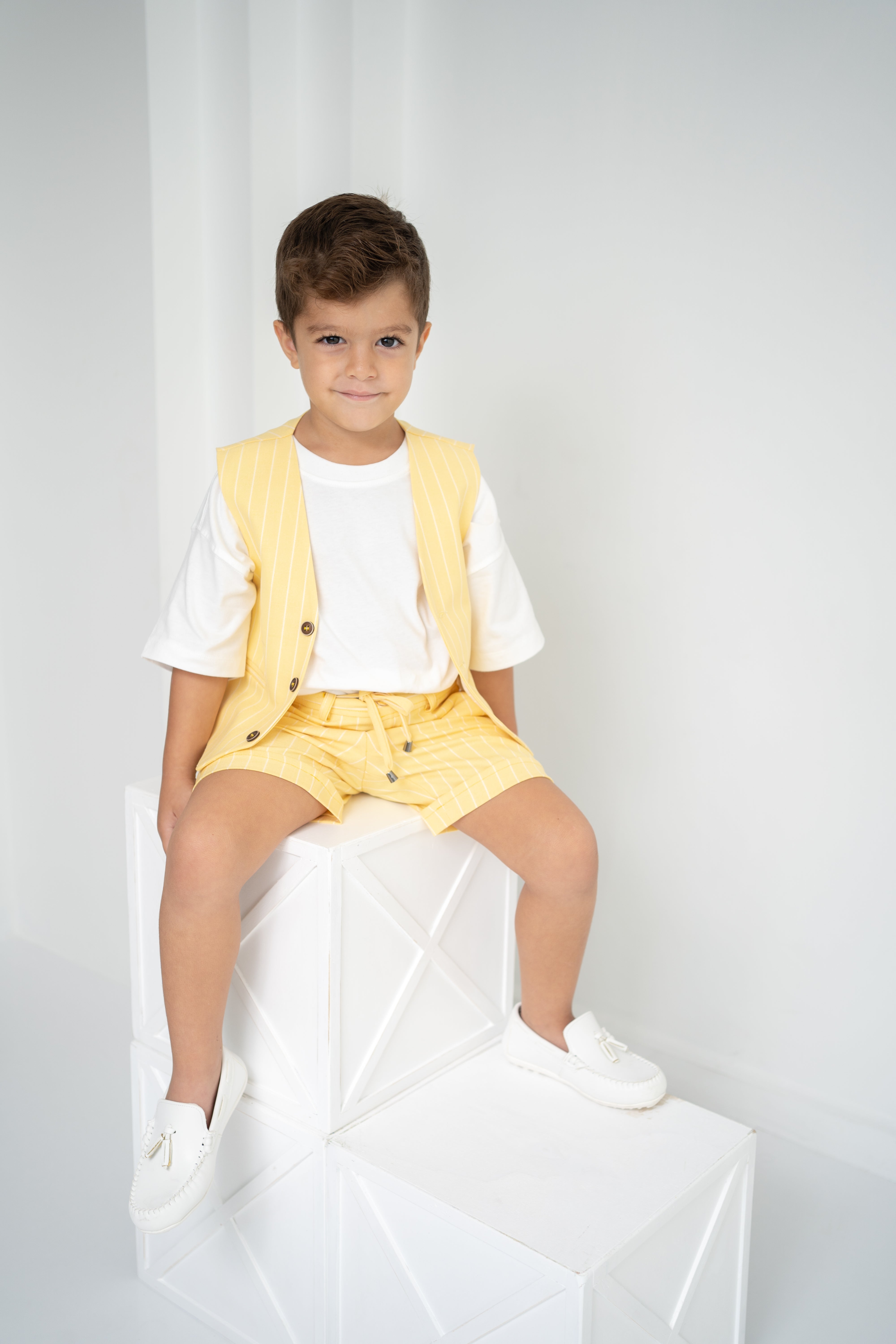 Erkek Çocuk Sarı Çizgili Yelek ve Şort Thişört Takım – Yazlık Üçlü Set