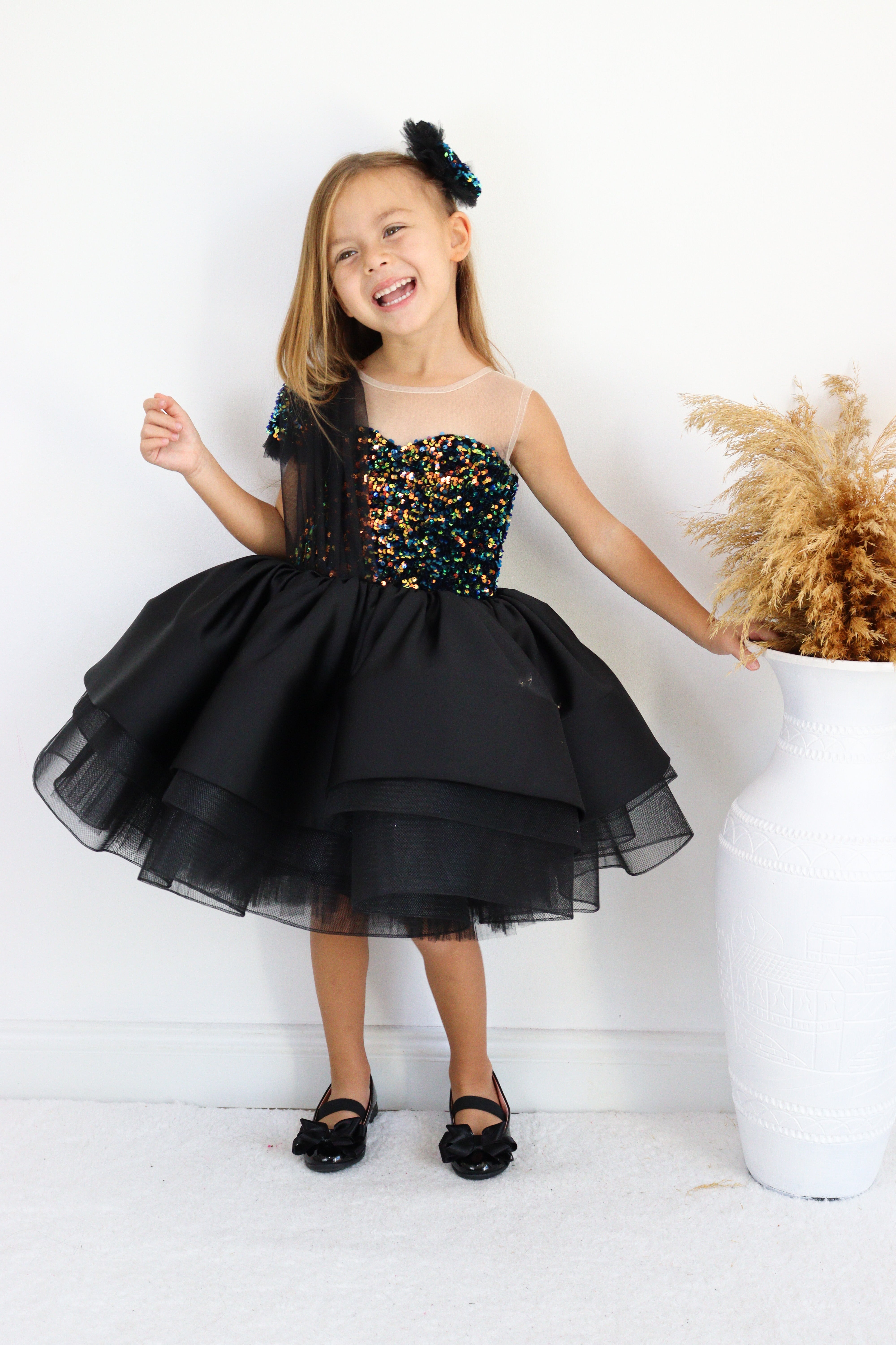Siyah Pul Detaylı Tek Omuz Prenses Kız Çocuk Elbisesi