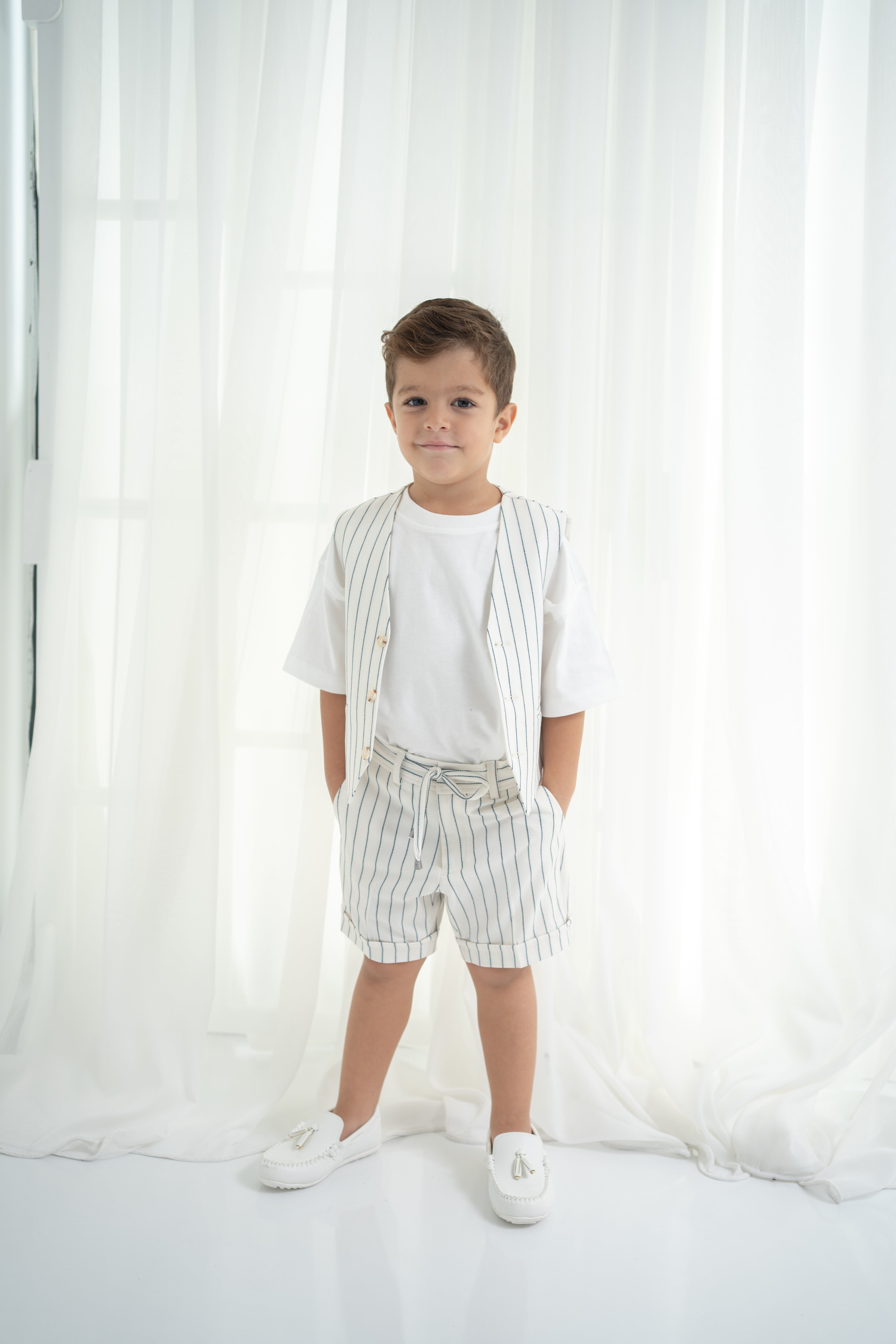Çizgili Yelek ve Şortlu Erkek Çocuk Takımı