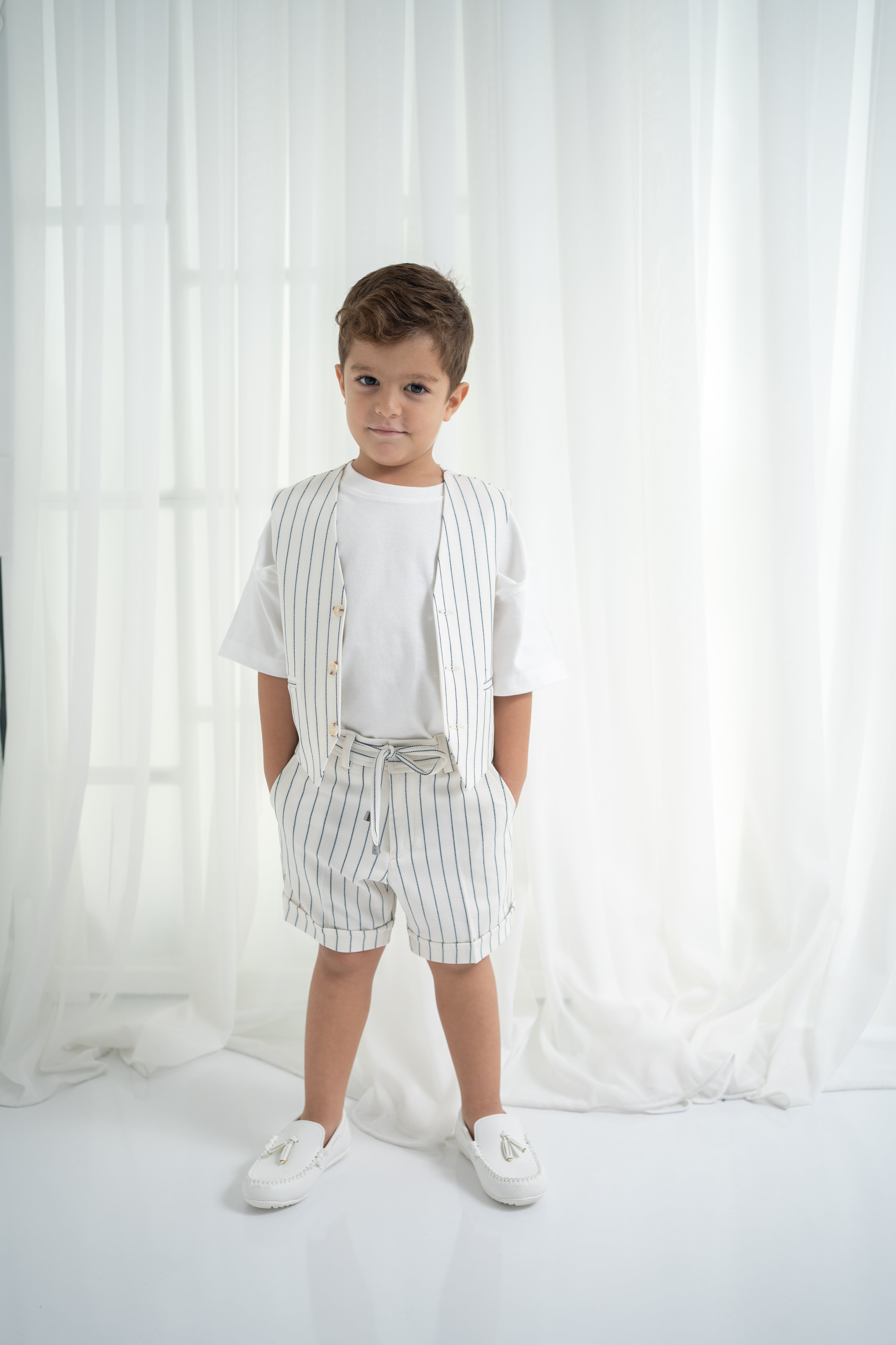 Çizgili Yelek ve Şortlu Erkek Çocuk Takımı