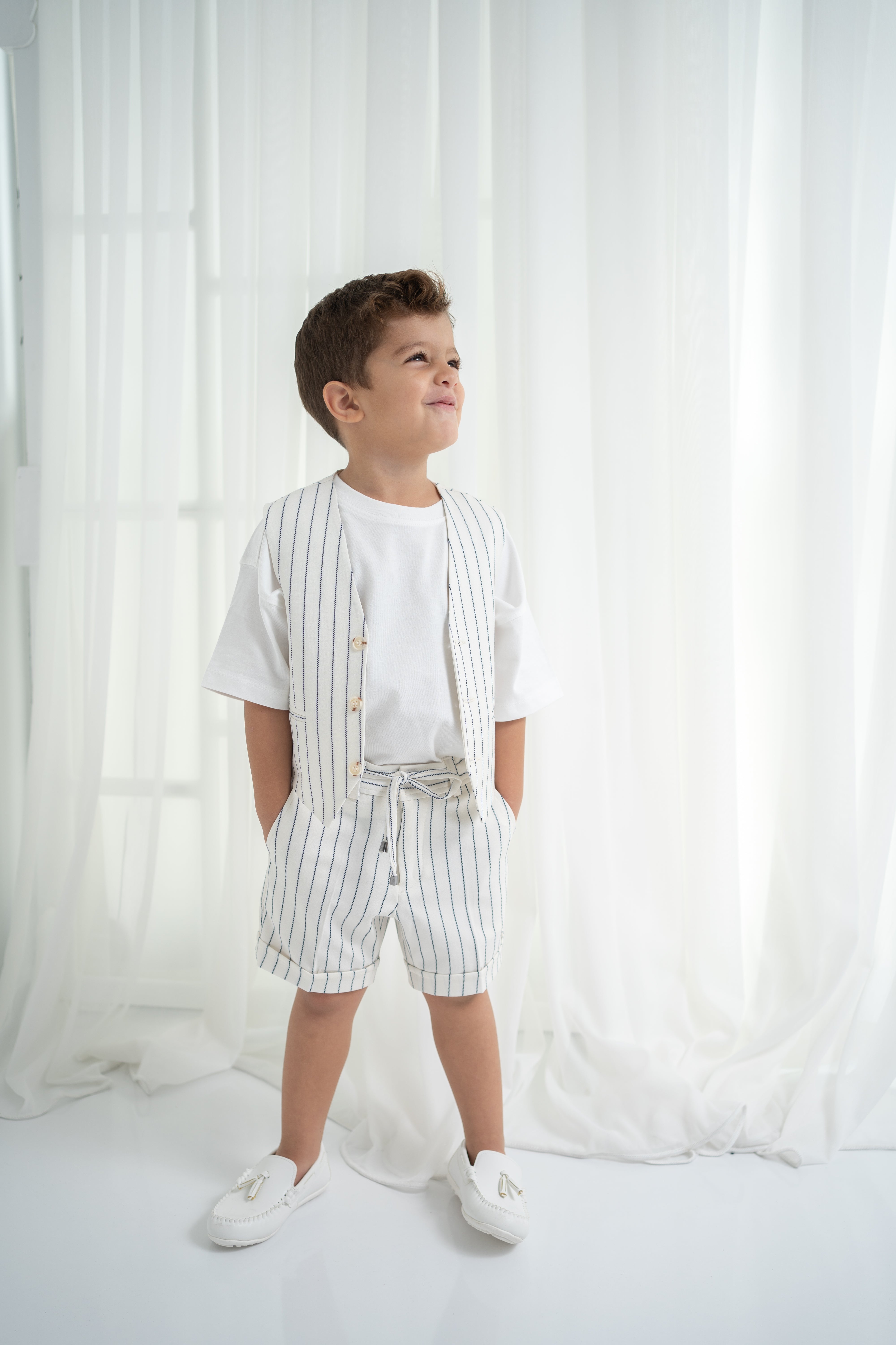 Çizgili Yelek ve Şortlu Erkek Çocuk Takımı