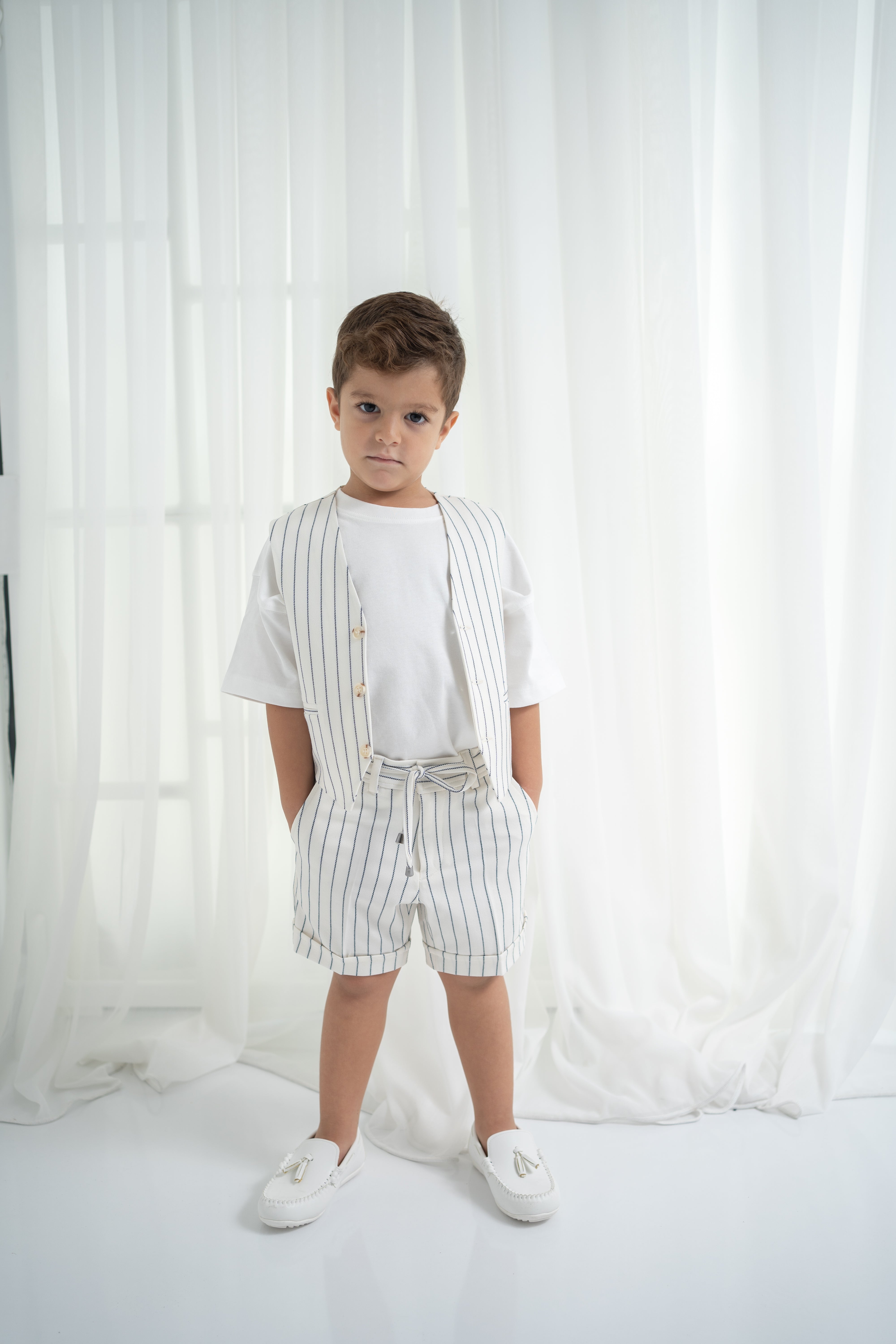 Çizgili Yelek ve Şortlu Erkek Çocuk Takımı