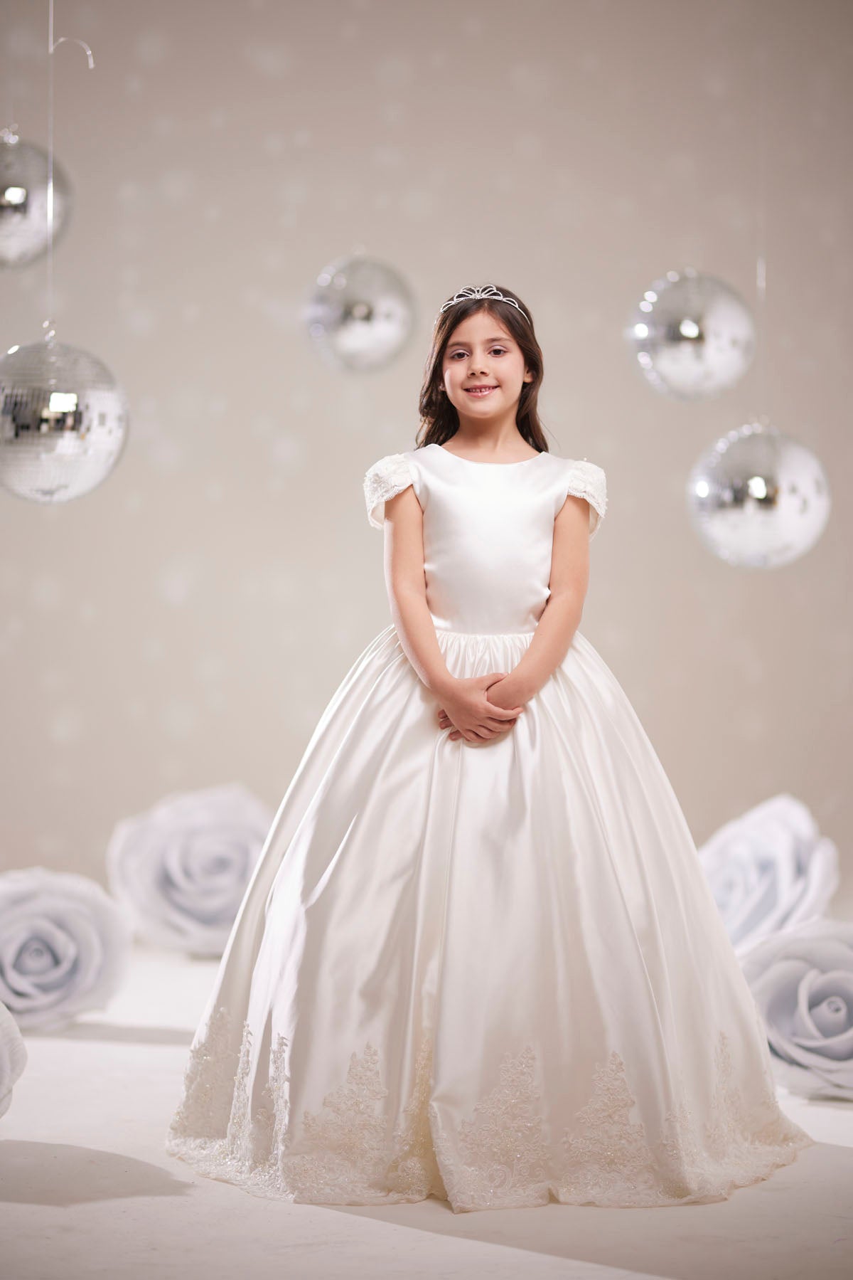 Kız Çocuk Abiye Elbise – Beyaz Dantel Detaylı Özel Gün Elbisesi |