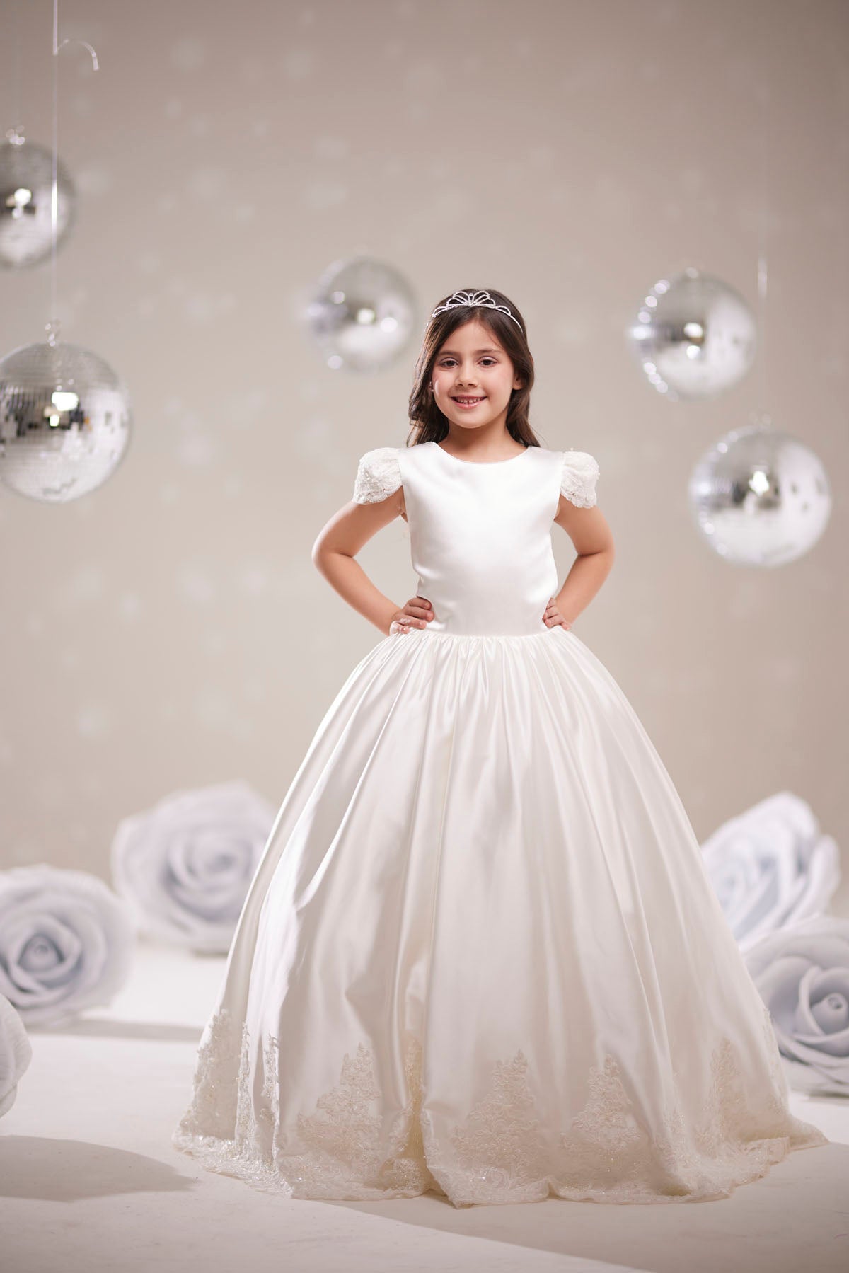 Kız Çocuk Abiye Elbise – Beyaz Dantel Detaylı Özel Gün Elbisesi
