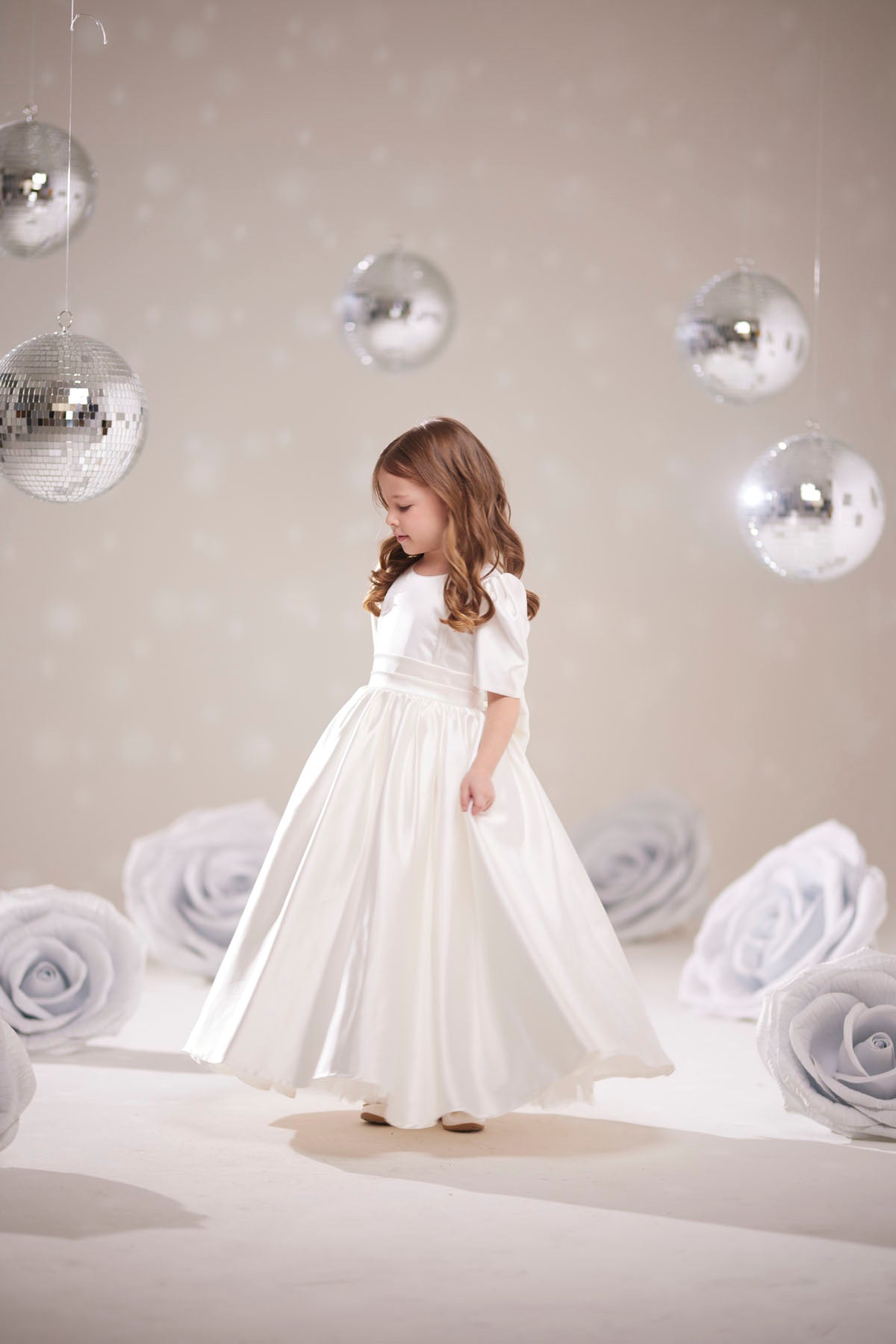 Kız Çocuk Beyaz Prenses Elbisesi – Dantelli ve Kabarık Abiye