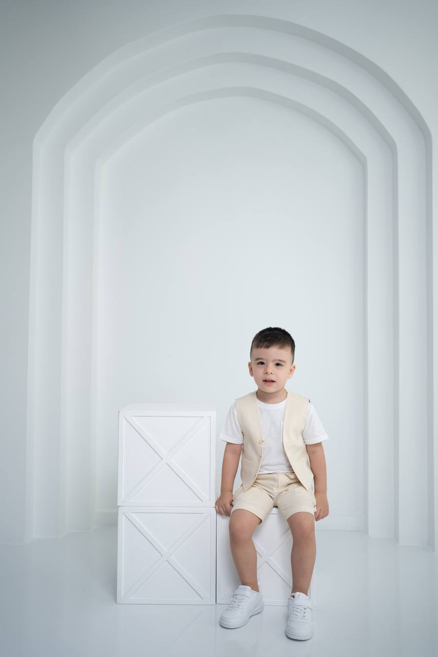 Keten Yelek, Şort ve Tişört Takımı - Erkek Çocuklar İçin Şık Kombin