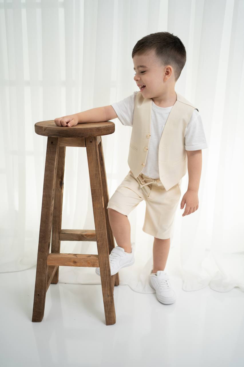 Keten Yelek, Şort ve Tişört Takımı - Erkek Çocuklar İçin Şık Kombin