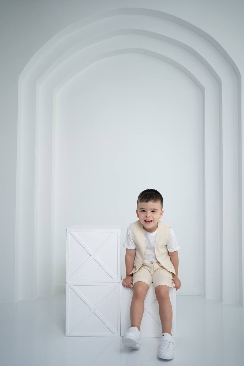 Keten Yelek, Şort ve Tişört Takımı - Erkek Çocuklar İçin Şık Kombin