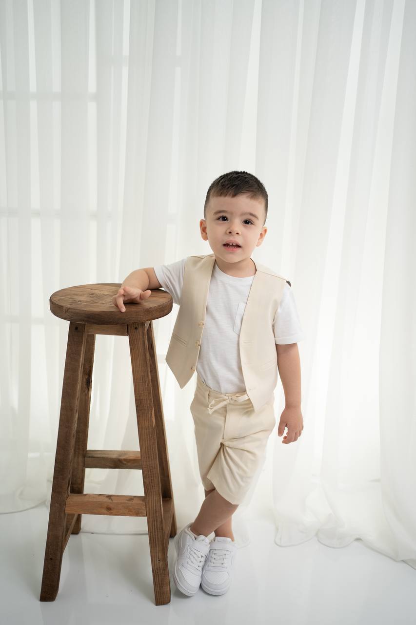 Keten Yelek, Şort ve Tişört Takımı - Erkek Çocuklar İçin Şık Kombin