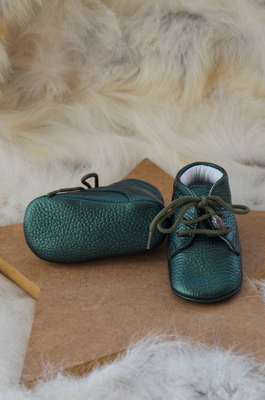 El Yapımı Yeşil Gerçek Deri Bağcıklı Bebek Patik – İlk Adım Ayakkabısı