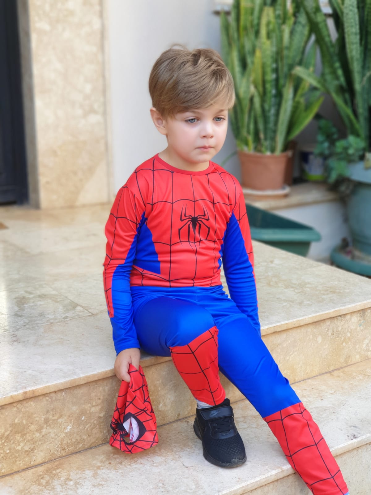 Erkek çocuk üzerinde maskeli spiderman örümcek adam kostümü seti