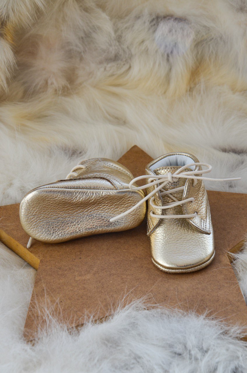 El Yapımı Altın Rengi Gerçek Deri Bağcıklı Bebek Patik – İlk Adım Ayakkabısı