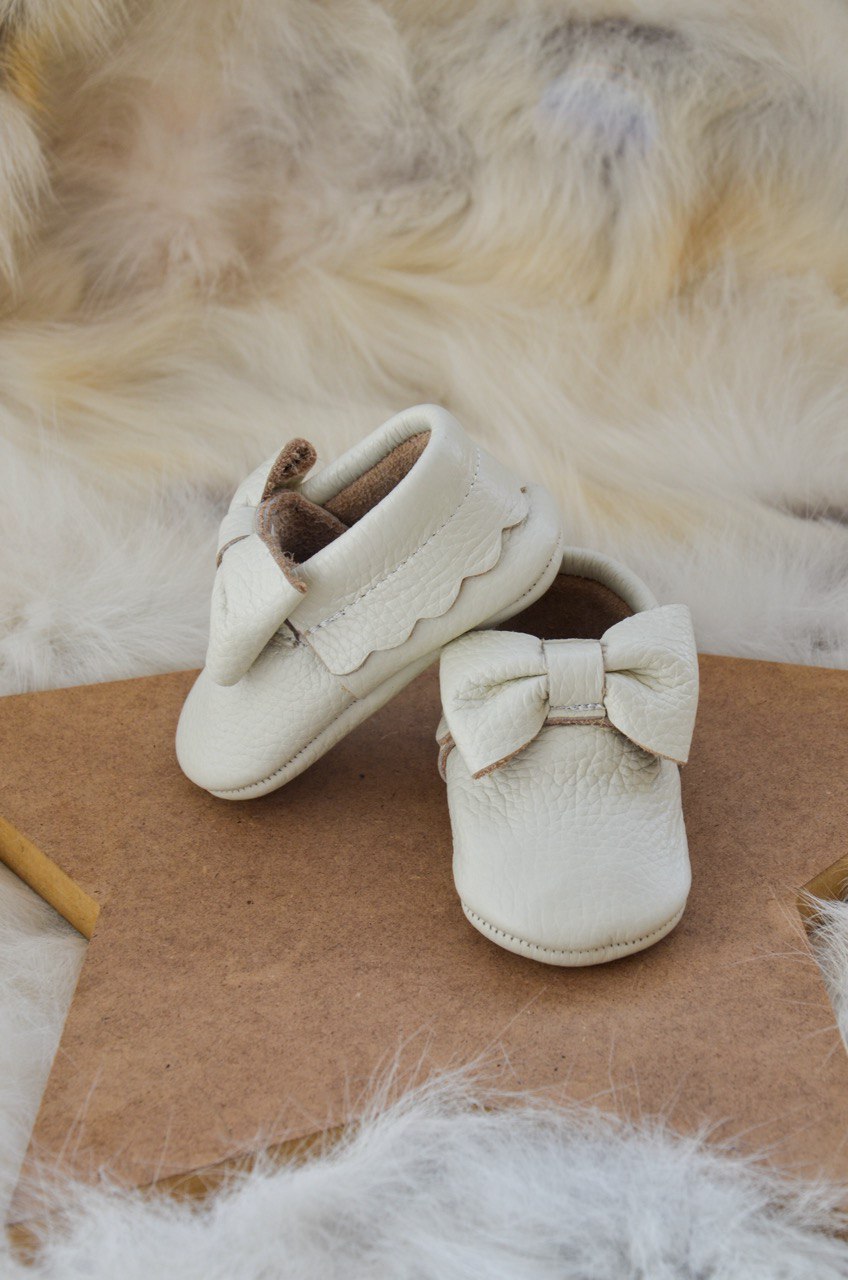 El Yapımı Gerçek Deri Krem Fiyonklu Bebek Patik – İlk Adım Ayakkabısı